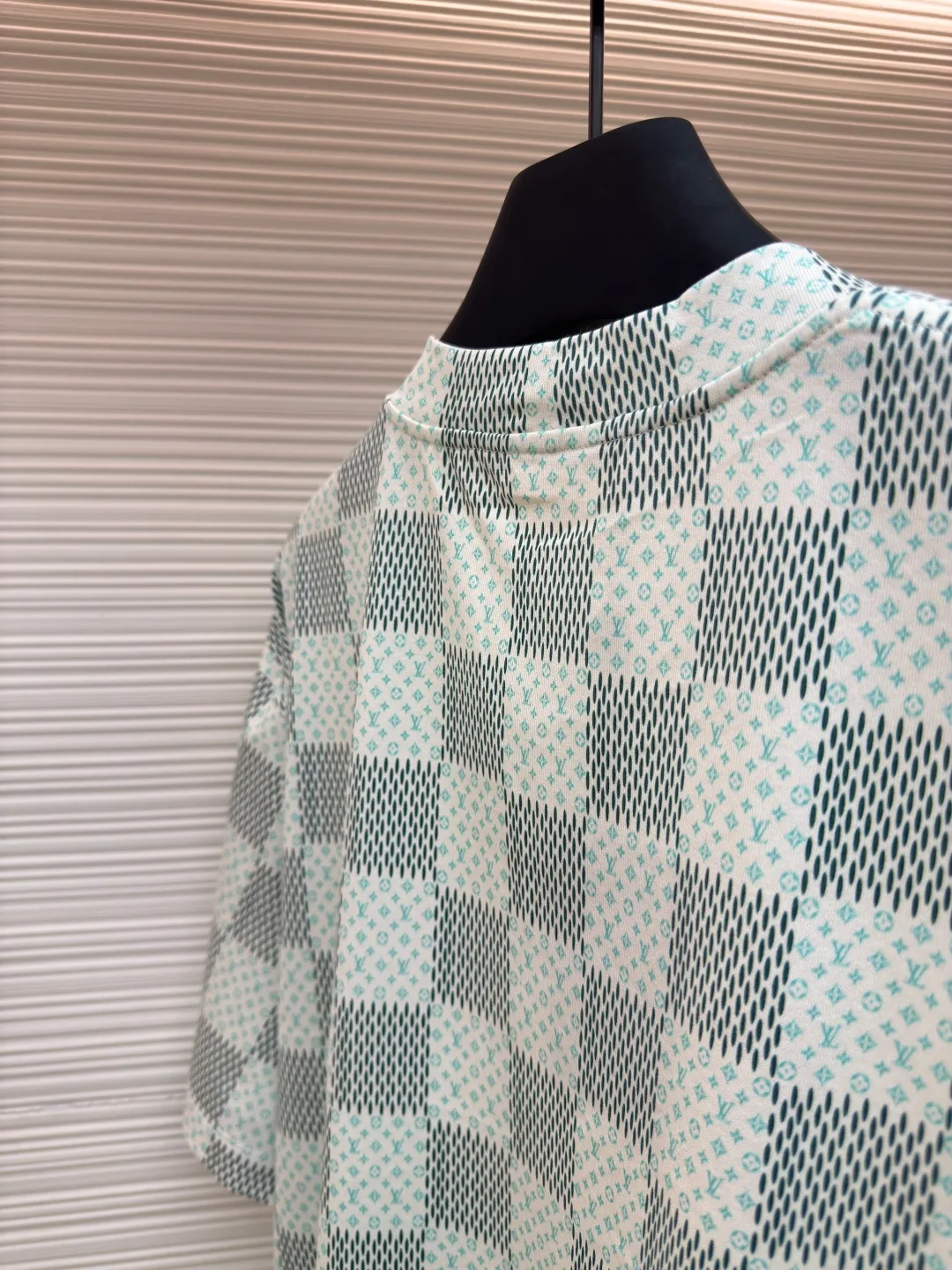 LOUIS VUITTON green checkerboard print short sleeves ●Authentic product: purchased and developed for 7300 ●Item number: 1680298-A35 ●Fabric: cotton fabric ●Technology: jacquard production ●Version: fitted version ●Weight: about 210 grams ●Size: XS-S-M-L ●Description: Made of cotton jersey fabric, chest Marque L Uuitton deposee Embroidery, simple letter pattern embellishment on the chest, the letter size spacing effect is consistent. Using linen embroidery thread combined with encrypted processing, the embroidery body has a subtle matte visual texture; the embroidery effect is three-dimensional and full. The smaller the embroidery, the more sophisticated and demanding it is. The embroidery thread is made of imported material, which is more flexible and glossy than ordinary embroidery thread; the stitches are clear and smooth, and have a three-dimensional texture effect. The whole-piece positioning quilting process is a delicate and complex technology. During the cutting process, it is necessary to ensure that the pattern or texture of each piece can perfectly match the other pieces. Through floral tailoring, the checkerboard pattern of ready-made garments appears neatly arranged. Straight round neck style, same style for men and women!